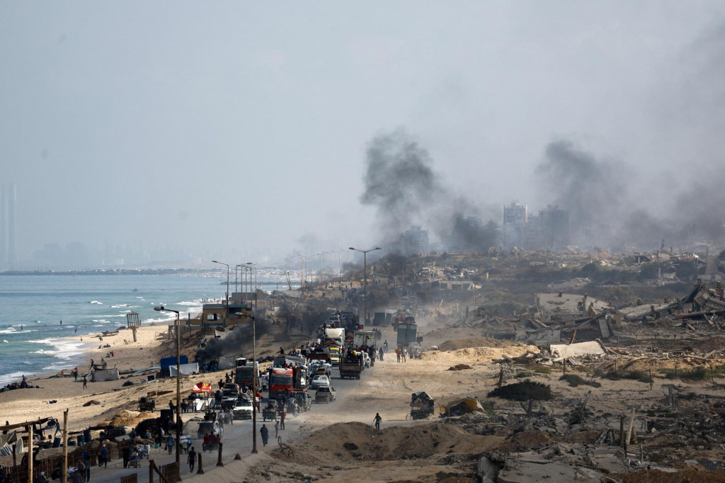 Vysídlení Palestínčania sa presúvajú na juh pozdĺž zničenej oblasti v meste Gaza. FOTO: Reuters