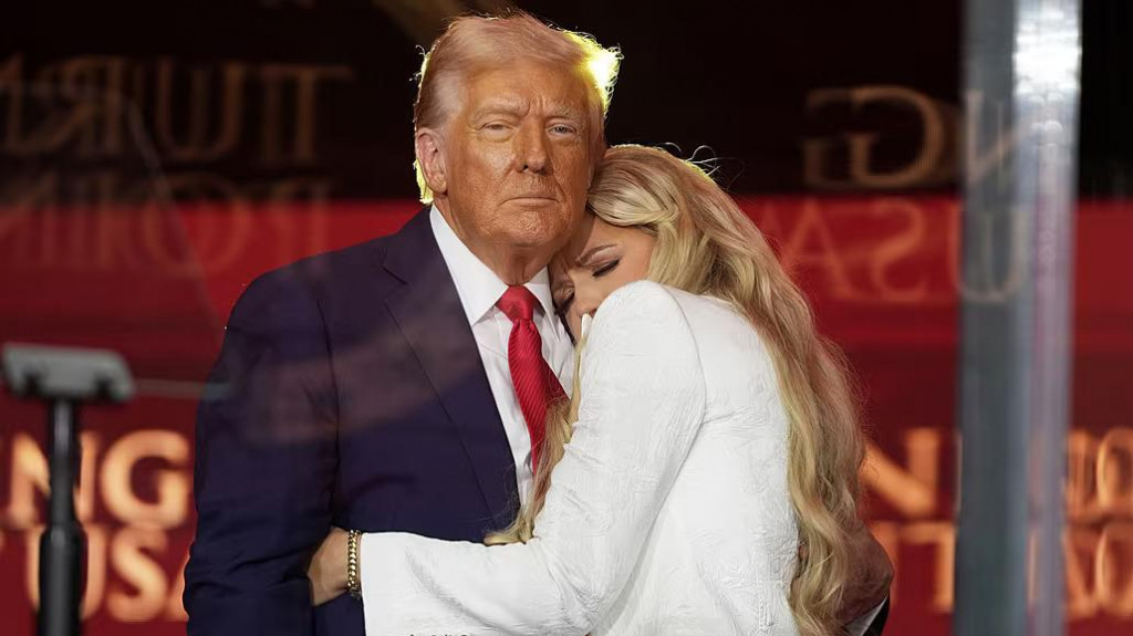 Donald Trump a Erika Kirková počas vystúpenia na piete za Charlieho Kirka. FOTO: AP