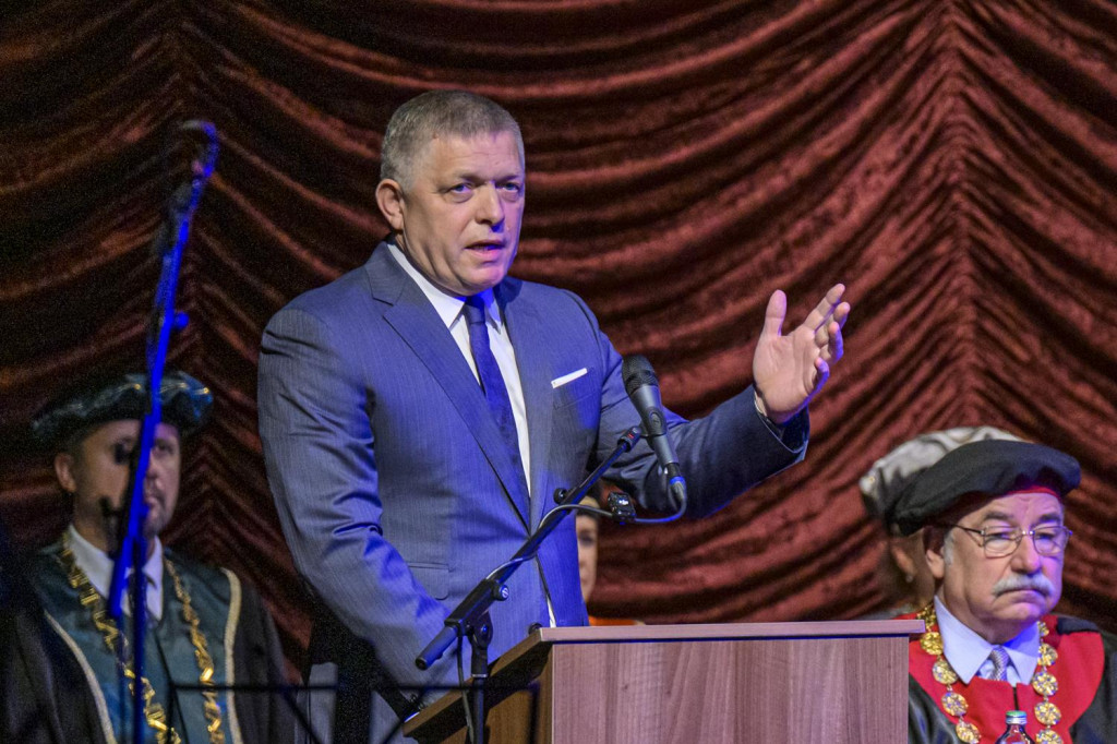 Premiér Robert Fico vystupuje s prejavom počas slávnostného otvorenia nového akademického roka na Prešovskej univerzite v Prešove. FOTO: TASR/Veronika Mihaliková