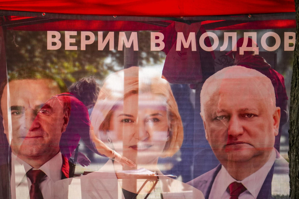 Predvolebný stan jednej z politických strán v Kišiňove. FOTO: TASR/AP