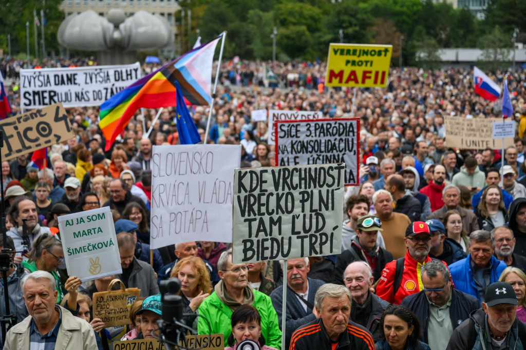 Na sn&iacute;mke ľudia sa &uacute;častnia opozičn&eacute;ho protestu proti konsolid&aacute;cii v Bratislave v utorok 23. septembra 2025. FOTO: TASR/Jaroslav Nov&aacute;k