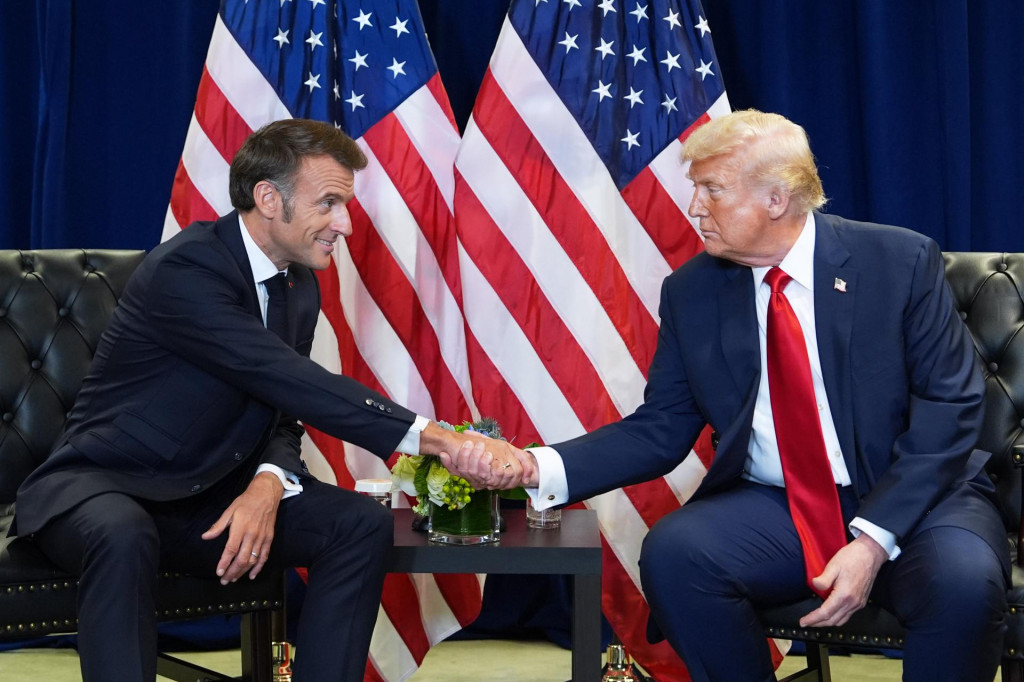 Americký prezident Donald Trump a francúzsky prezident Emmanuel Macron počas stretnutia na 80. zasadnutí Valného zhromaždenia Organizácie Spojených národov (OSN) v New Yorku. FOTO: TASR/AP