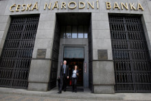 Zatiaľ čo mnohí analytici stále očakávajú zníženie úrokových sadzieb v budúcom roku, ČNB naznačila, že jej ďalším krokom by mohlo byť aj zvýšenie sadzieb vzhľadom na inflačné tlaky, najmä na vývoj miezd. FOTO: REUTERS
