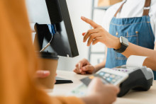 Predávajúci majú od budúceho roka povinne umožniť bezhotovostnú platbu. FOTO: Shutterstock