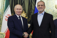 Ruský prezident Vladimir Putin (vľavo) a iránsky prezident Masúd Pezeškiján si podávajú ruky počas stretnutia v Moskve.FOTO: TASR/AP
