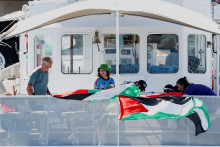 Švédska aktivistka Greta Thunbergová a ďalší členovia globálnej flotily Sumud. FOTO: Reuters