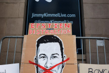 Počas protestu v zábavnom centre El Capitan Entertainment Centre boli natočené transparenty s názvom „Jimmy Kimmel Live!“ po tom, čo bol suspendovaný za poznámky týkajúce sa atentátu na Charlieho Kirka. FOTO: Reuters