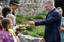 Na snímke vpravo predseda vlády Robert Fico (Smer) prichádza na výjazdové rokovanie vlády v Borši, v okrese Trebišov.

FOTO: TASR/R. Hanc