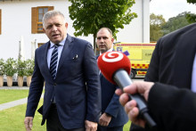 Vľavo predseda vlády Robert Fico prichádza na výjazdové rokovanie vlády SR do kaštieľa Františka II. Rákocziho v Borši, v okrese Trebišov. FOTO: TASR/Roman Hanc
