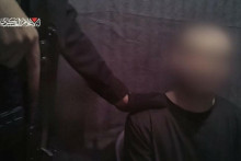 Záber z videa Hamasu s popisom „Čoskoro... dochádza čas!“ FOTO: X/@EYakoby