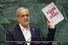 Iránsky prezident Masúd Pezeškijan ukazuje knihu počas svojho prejavu na 80. zasadnutí Valného zhromaždenia Organizácie Spojených národov v sídle OSN v New Yorku v USA. FOTO: Reuters