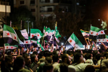 Ľudia v Damasku sledujú prejav dočasného prezidenta Ahmada Šaru. FOTO: Reuters