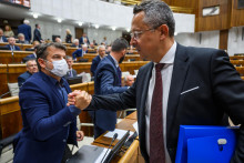 Minister financií Ladislav Kamenický (Smer-SD) odchádza po hlasovaní o konsolidačnom balíku počas 39. schôdze Národnej rady v Bratislave. FOTO: TASR/Jaroslav Novák