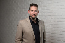 Robert Dékány  je odborník na digitálnu bezpečnosť v Tatra banke, kde vedie tím na prevenciu proti podvodom.