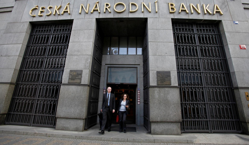 Zatiaľ čo mnohí analytici stále očakávajú zníženie úrokových sadzieb v budúcom roku, ČNB naznačila, že jej ďalším krokom by mohlo byť aj zvýšenie sadzieb vzhľadom na inflačné tlaky, najmä na vývoj miezd. FOTO: REUTERS