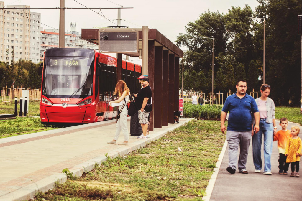 Električková trať v úseku Jungmannova - Janíkov dvor v Petržalke. FOTO: HN/Spodniaková MIroslava