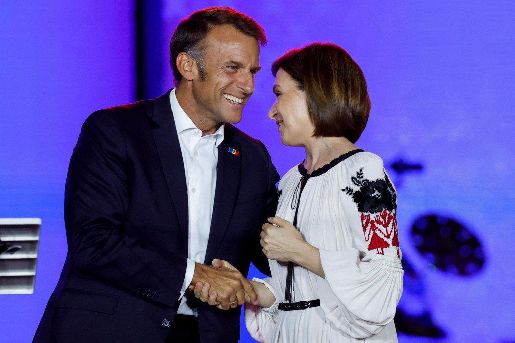 Francúzsky prezident Emmanuel Macron a moldavská prezidentka Maia Sanduová na oslavách v Moldavsku v auguste 2025. FOTO: REUTERS