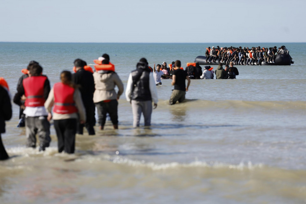 Migranti nastupujú do člnov vo Gravelinese na severe Francúzska a plavia sa do Spojeného kráľovstva. FOTO: TASR/AP