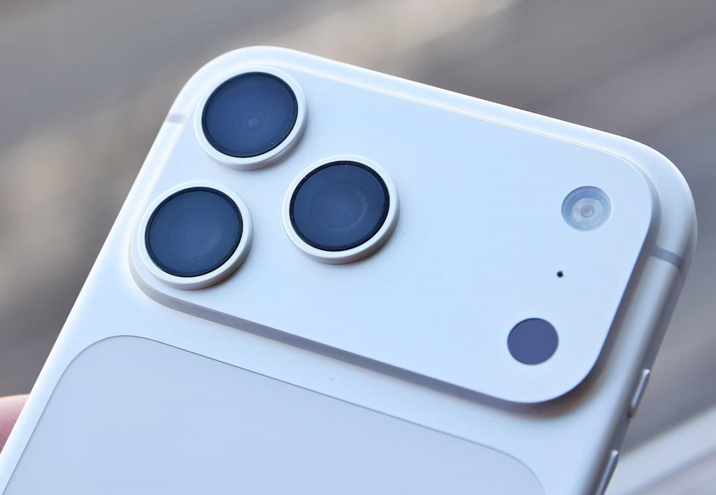 Špičkové modely iPhone 17 Pro/17 Pro Max majú opäť tri šošovky fotoaparátu a rozlíšenie všetkých senzorov je 48 megapixelov.