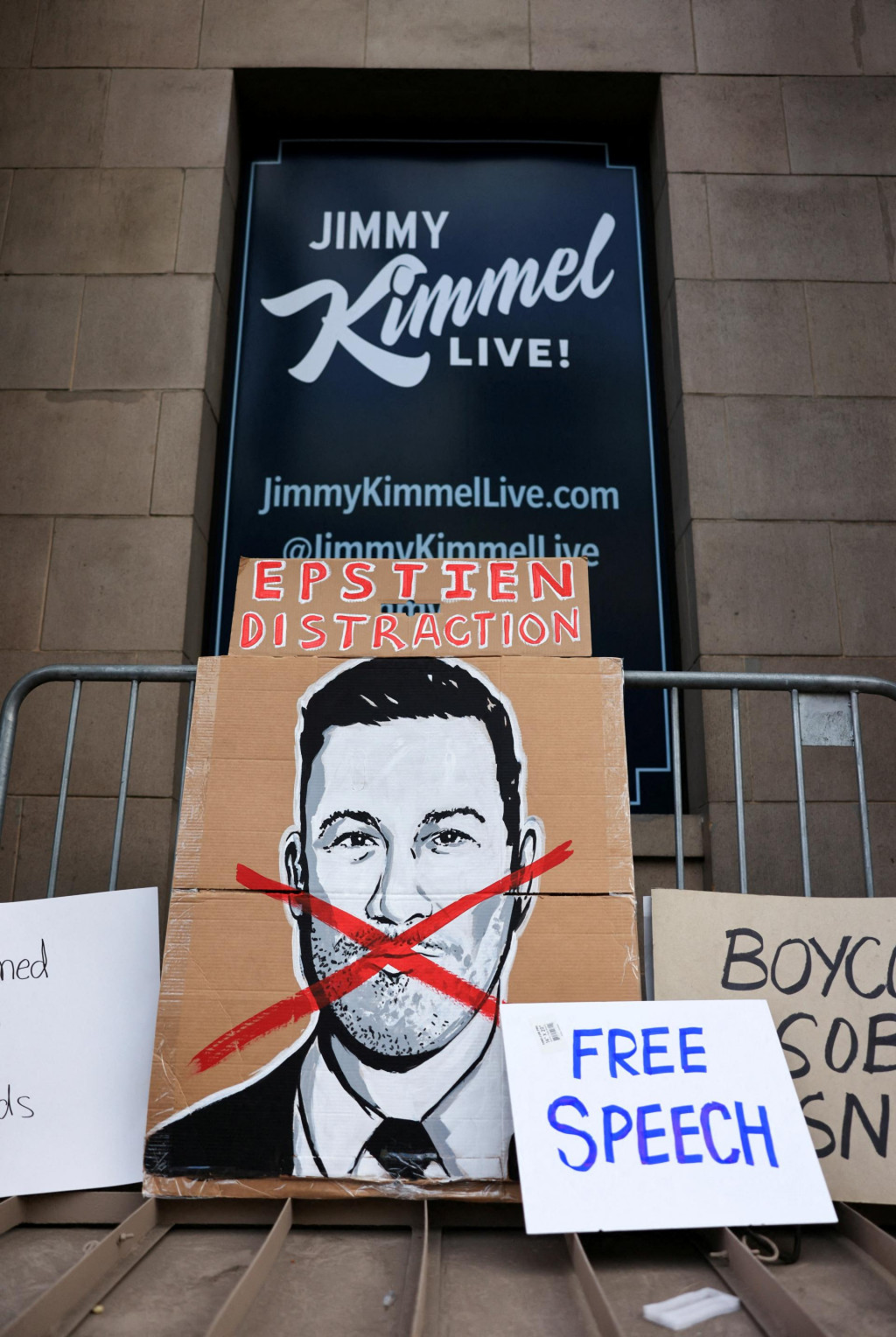Počas protestu v zábavnom centre El Capitan Entertainment Centre boli natočené transparenty s názvom „Jimmy Kimmel Live!“ po tom, čo bol suspendovaný za poznámky týkajúce sa atentátu na Charlieho Kirka. FOTO: Reuters