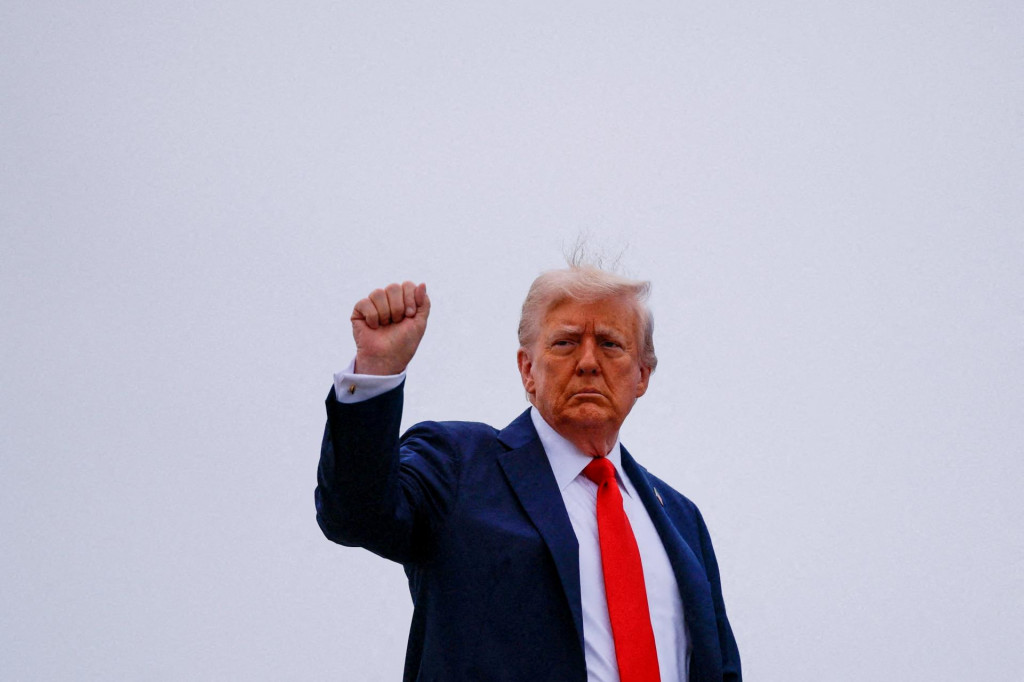 Americký prezident Trump má rád silné gestá. FOTO: Reuters