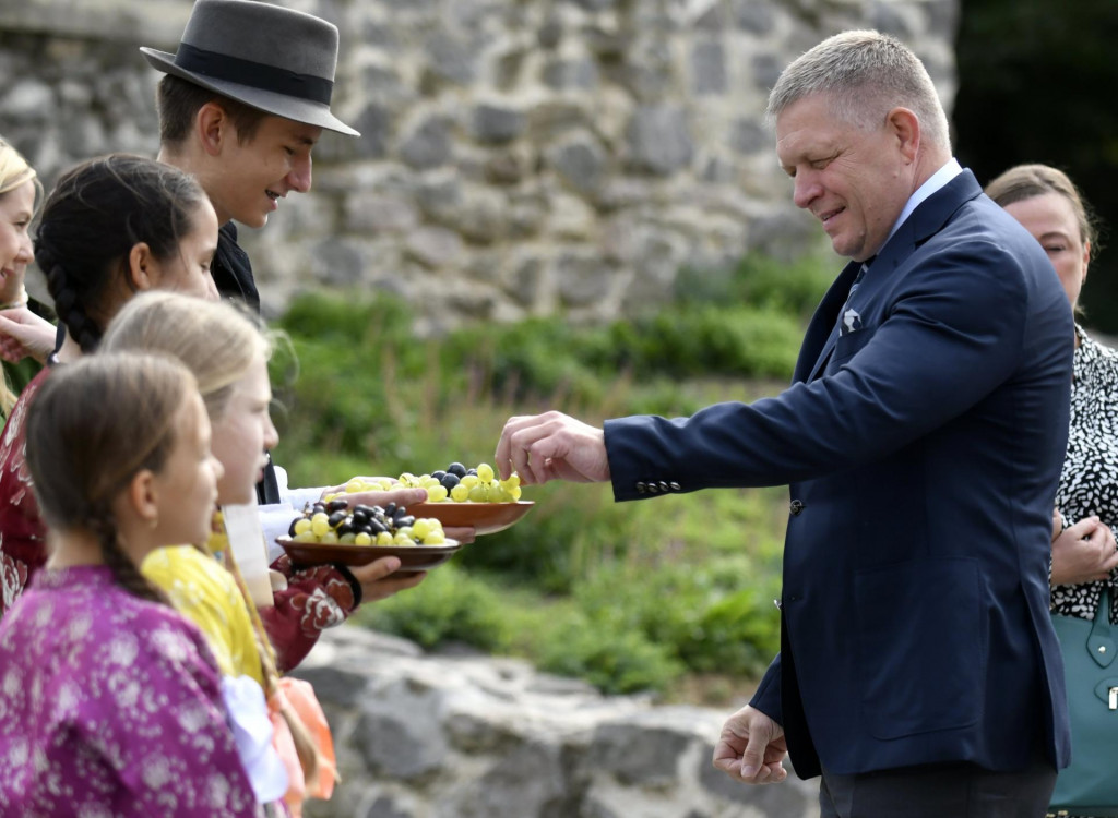 Na snímke vpravo predseda vlády Robert Fico (Smer) prichádza na výjazdové rokovanie vlády v Borši, v okrese Trebišov.

FOTO: TASR/R. Hanc