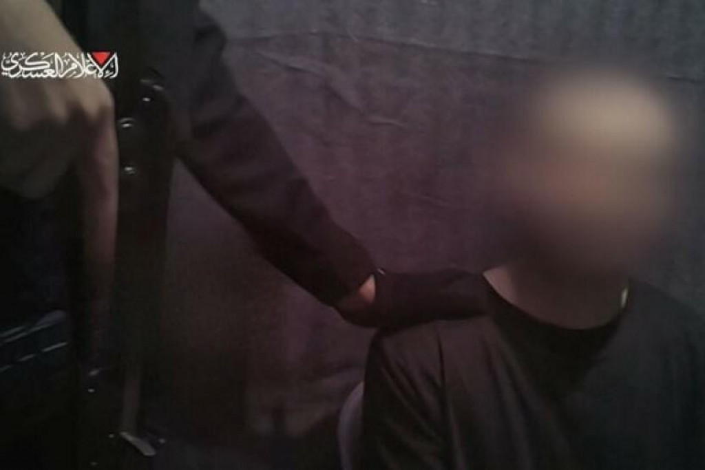 Záber z videa Hamasu s popisom „Čoskoro... dochádza čas!“ FOTO: X/@EYakoby