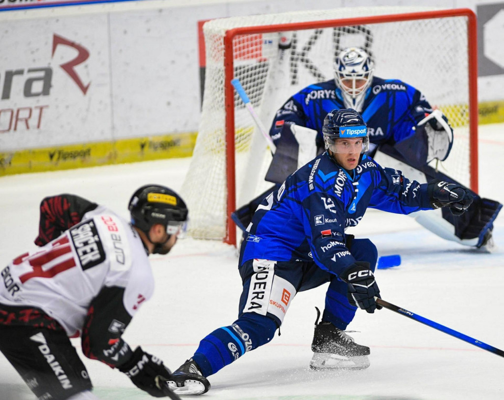 Samuel Kňažko pri obranných povinnostiach v zápase proti pražskej Sparte. FOTO: Facebook (HC Vítkovice Ridera)