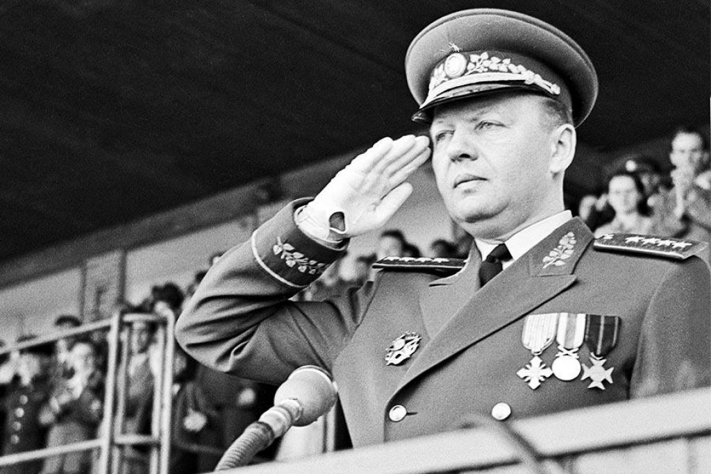 Alexej Čepička (1910 – 1990) sa vyžíval v riadení armády, ktorú pretváral podľa sovietskeho vzoru a sám sa nechal povýšiť na generála.