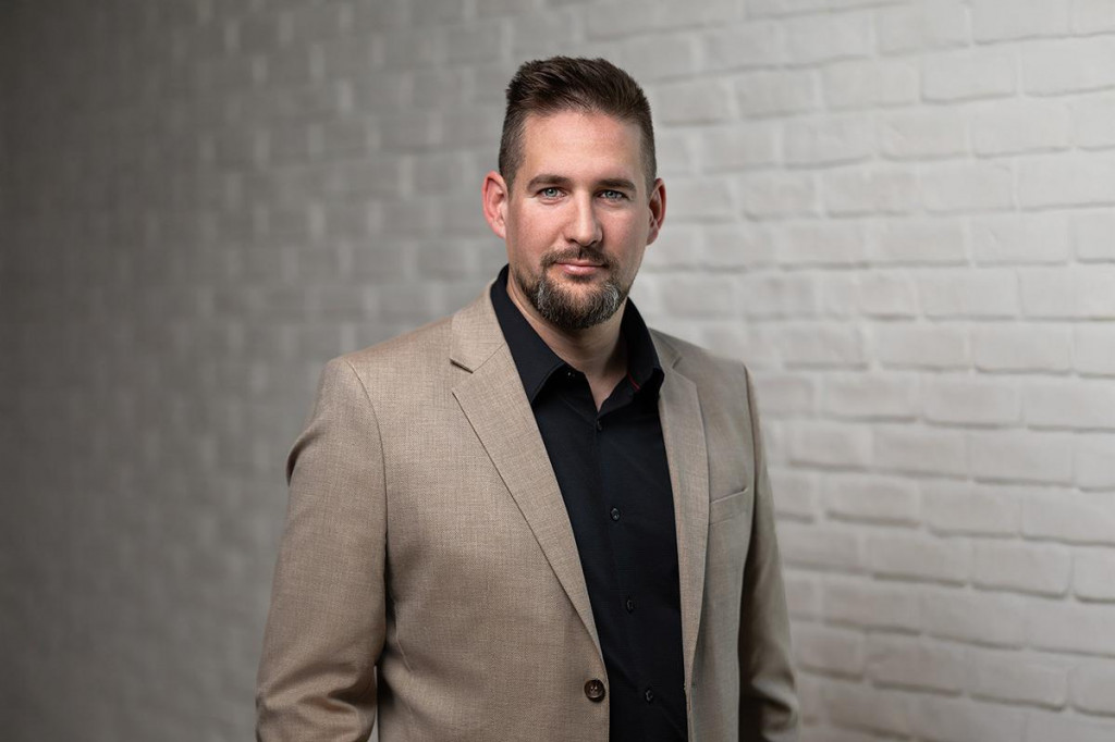 Robert Dékány  je odborník na digitálnu bezpečnosť v Tatra banke, kde vedie tím na prevenciu proti podvodom.