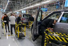 Výrobná linka závodu Jaguar Land Rover v Nitre. FOTO: TASR/AP
