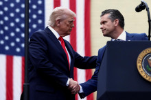 Americký prezident Donald Trump si podáva ruku s ministrom obrany USA Peteom Hegsethom. FOTO: Reuters