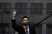 Predseda PS Michal Šimečka protestuje proti konsolidačným opatreniam údajne ožobračujúcim Slovákov. Ak zostaví po voľbách vládu, bude musieť v konsolidácii pokračovať. FOTO: TASR/M. Baumann