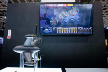 Model dronu T. Interceptor-CS od spoločnosti Tron Future je vystavený vedľa simulačnej obrazovky počas výstavy leteckých a obranných technológií v Taipei v Taipei na Taiwane. FOTO: Reuters