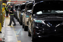 FILE PHOTO: A member of staff works on the production line at Jaguar Land Rover‘s factory in Solihull, Britain, December 15, 2022. REUTERS/Phil Noble/File Photo FOTO: Phil Noble