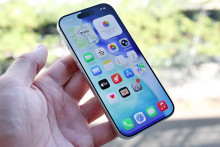 Pri tohtoročnom predstaven&iacute; nov&yacute;ch iPhonov zostal z&aacute;kladn&yacute; iPhone 17 trochu v tieni modelov 17 Pro a tenk&eacute;ho iPhonu Air. Ale teraz, keď m&aacute;me novinky v ruke, je pr&aacute;ve z&aacute;kladn&yacute; iPhone 17 prekvapivou hviezdou celej zostavy. Povieme v&aacute;m prečo.