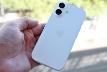 Kým iPhone 17 Pro a Air majú úplne novú konštrukciu aj vzhľad, základný iPhone 17 vyzerá len ako evolúcia minuloročných modelov 16.
