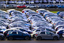 Nové vozidlá na parkovisku v areáli závodu Volkswagen v nemeckom meste Zwickau. FOTO: TASR/DPA