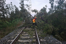 Zo železničnej trate českí hasiči odstránili stromy v obciach Štarnov a Loučná nad Desnou, kde bola kvôli zásahu prevádzka pozastavená. FOTO: X/Hasiči Olomouc