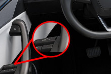 Umiestnenie manuálneho núdzového otvárania dverí v modeli Tesla Model Y.