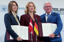 Lotyšská premiérka Evika Silinan a Armin Papperger, generálny riaditeľ nemeckého zbrojárskeho giganta Rheinmetall, a Ingrida Kirse z Lotyšskej štátnej obrannej korporácie. FOTO: Reuters