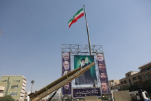 Iránsky raketový systém je vystavený vedľa transparentu s obrázkom iránskeho najvyššieho vodcu ajatolláha Alího Chameneího. FOTO: Reuters