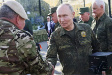 Ruský prezident Vladimir Putin si prezerá techniku ​​a výzbroj pri príchode na spoločné rusko-bieloruské vojenské cvičenie s krycím názvom Zapad-2025. (16. septembra 2025) FOTO: TASR/AP