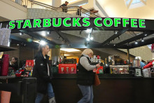 Na archívnej snímke zákazníci sa zastavujú pri stánku Starbucks v americkom Buffale. FOTO: TASR/AP