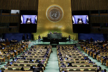 Palestínsky prezident Mahmúd Abbás na obrazovkách počas prejavu na 80. zasadnutí Valného zhromaždenia OSN. FOTO: Reuters
