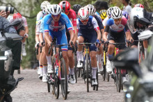 Slovenská cyklistka Viktória Chladoňová (vpravo) a Češka Julia Sophie Kopecký (vľavo) počas pretekov žien do 23 rokov na MS v cestnej cyklistike. FOTO: TASR/AP
