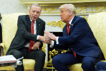 Americký prezident Donald Trump (vpravo) a turecký prezident Recep Tayyip Erdogan si podávajú ruky počas stretnutia v Oválnej pracovni Bieleho domu vo Washingtone. FOTO: TASR/AP