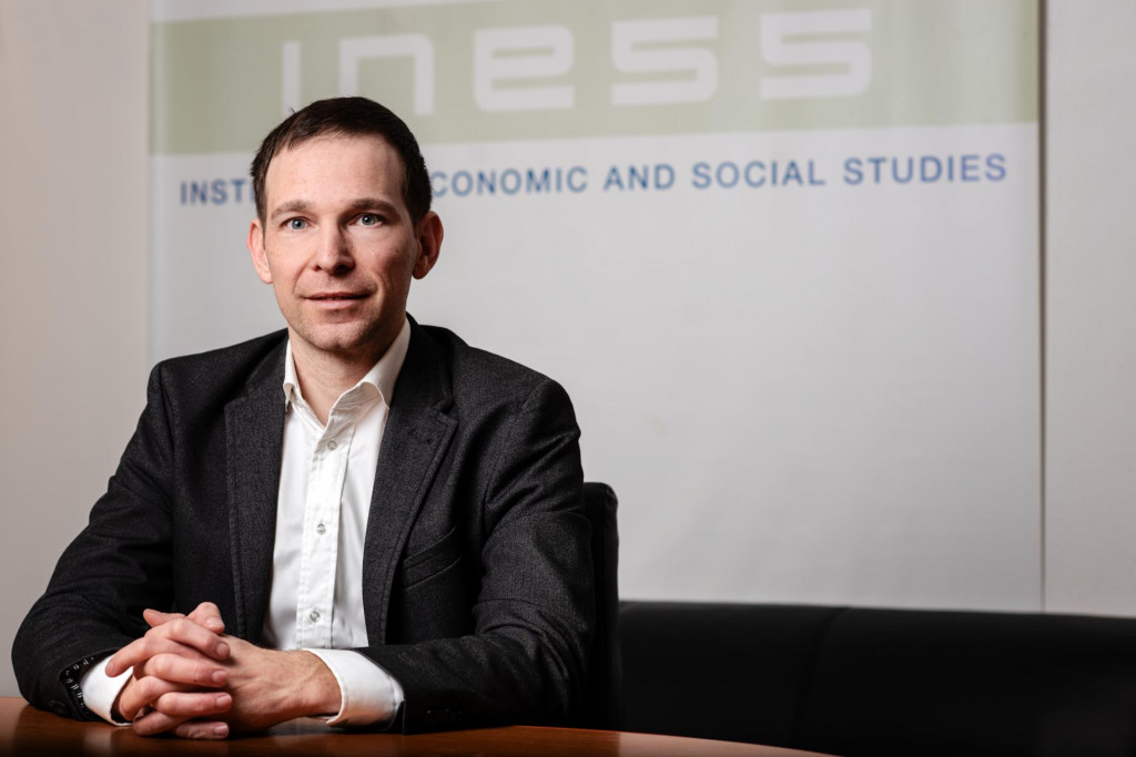 Analytik In&scaron;tit&uacute;tu ekonomick&yacute;ch a soci&aacute;lnych &scaron;t&uacute;di&iacute; INESS Martin Vlachynsk&yacute; upozorňuje na dočasnosť &uacute;sporn&yacute;ch opatren&iacute; na strane v&yacute;davkov &scaron;t&aacute;tu. FOTO: HN/Miroslava Spodniakov&aacute;