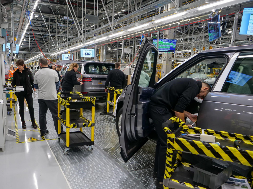 Výrobná linka závodu Jaguar Land Rover v Nitre. FOTO: TASR/AP