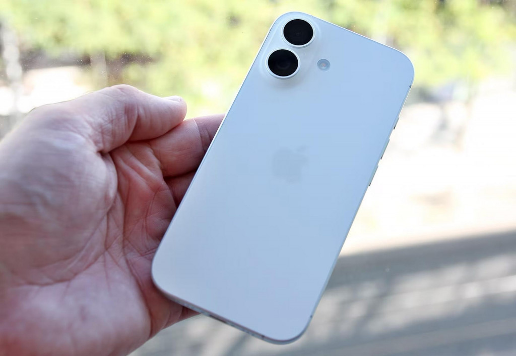 Kým iPhone 17 Pro a Air majú úplne novú konštrukciu aj vzhľad, základný iPhone 17 vyzerá len ako evolúcia minuloročných modelov 16.